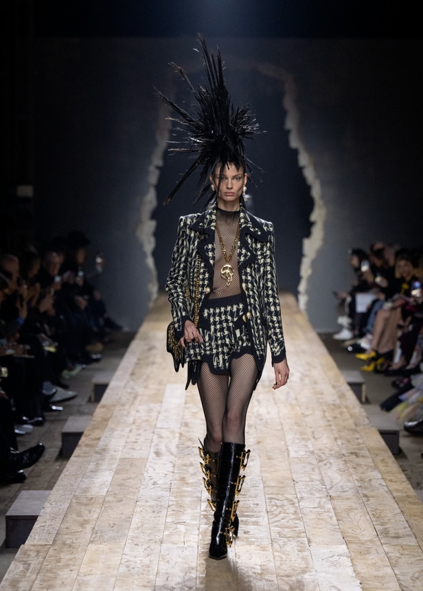 مجموعة موسكينو لخريف وشتاء 2023... فن الرسام سيلفادور دالي السريالي يضيف لمسة جديدة لرؤية الدار الجمالية