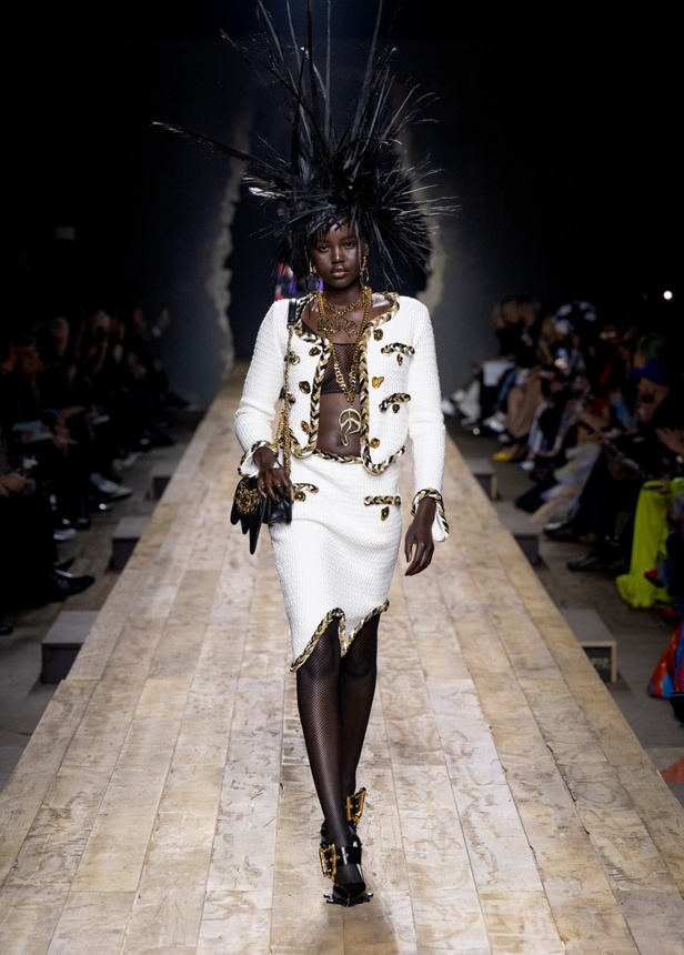 مجموعة موسكينو لخريف وشتاء 2023... فن الرسام سيلفادور دالي السريالي يضيف لمسة جديدة لرؤية الدار الجمالية