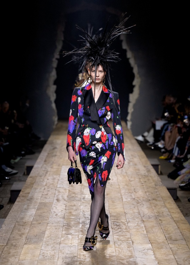 مجموعة موسكينو لخريف وشتاء 2023... فن الرسام سيلفادور دالي السريالي يضيف لمسة جديدة لرؤية الدار الجمالية