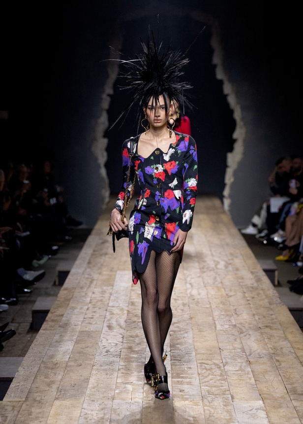 مجموعة موسكينو لخريف وشتاء 2023... فن الرسام سيلفادور دالي السريالي يضيف لمسة جديدة لرؤية الدار الجمالية