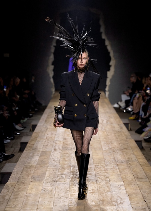 مجموعة موسكينو لخريف وشتاء 2023... فن الرسام سيلفادور دالي السريالي يضيف لمسة جديدة لرؤية الدار الجمالية