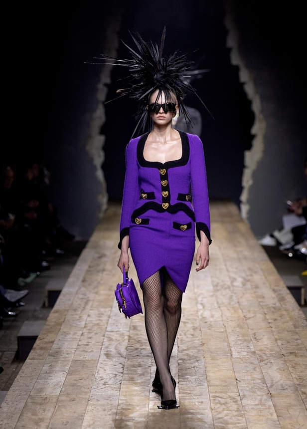 مجموعة موسكينو لخريف وشتاء 2023... فن الرسام سيلفادور دالي السريالي يضيف لمسة جديدة لرؤية الدار الجمالية