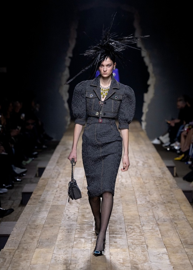 مجموعة موسكينو لخريف وشتاء 2023... فن الرسام سيلفادور دالي السريالي يضيف لمسة جديدة لرؤية الدار الجمالية