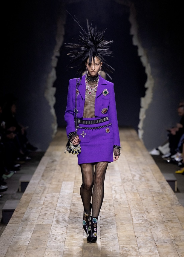 مجموعة موسكينو لخريف وشتاء 2023... فن الرسام سيلفادور دالي السريالي يضيف لمسة جديدة لرؤية الدار الجمالية