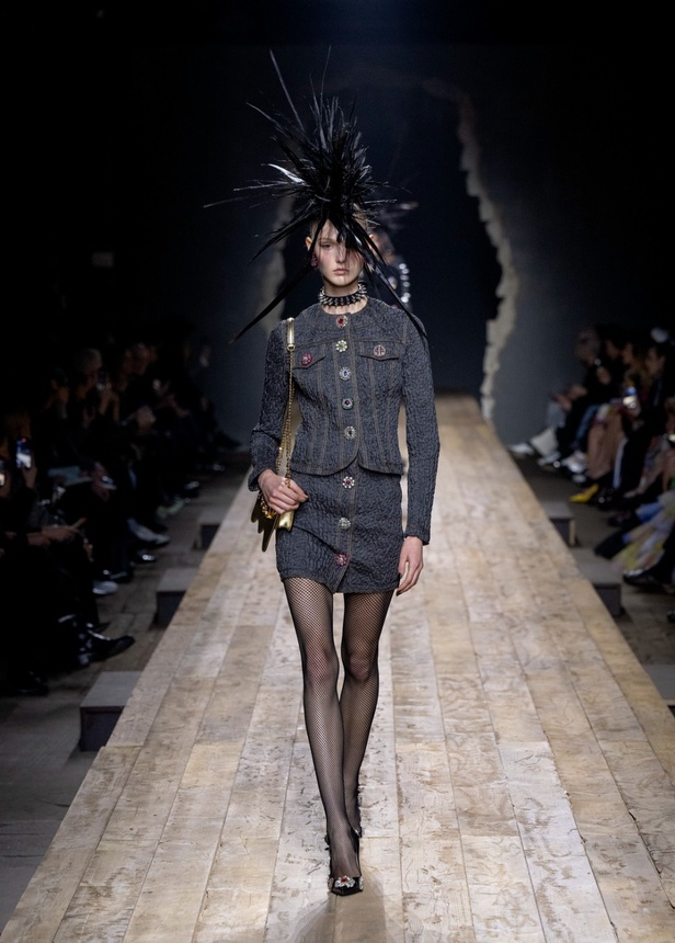 مجموعة موسكينو لخريف وشتاء 2023... فن الرسام سيلفادور دالي السريالي يضيف لمسة جديدة لرؤية الدار الجمالية