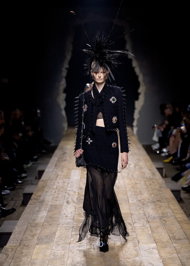 مجموعة موسكينو لخريف وشتاء 2023... فن الرسام سيلفادور دالي السريالي يضيف لمسة جديدة لرؤية الدار الجمالية