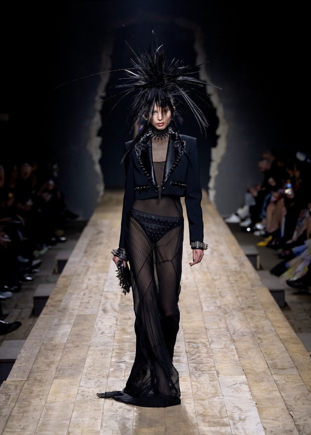 مجموعة موسكينو لخريف وشتاء 2023... فن الرسام سيلفادور دالي السريالي يضيف لمسة جديدة لرؤية الدار الجمالية