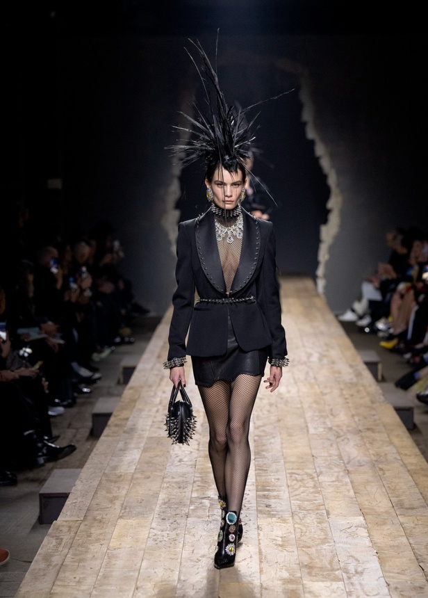 مجموعة موسكينو لخريف وشتاء 2023... فن الرسام سيلفادور دالي السريالي يضيف لمسة جديدة لرؤية الدار الجمالية