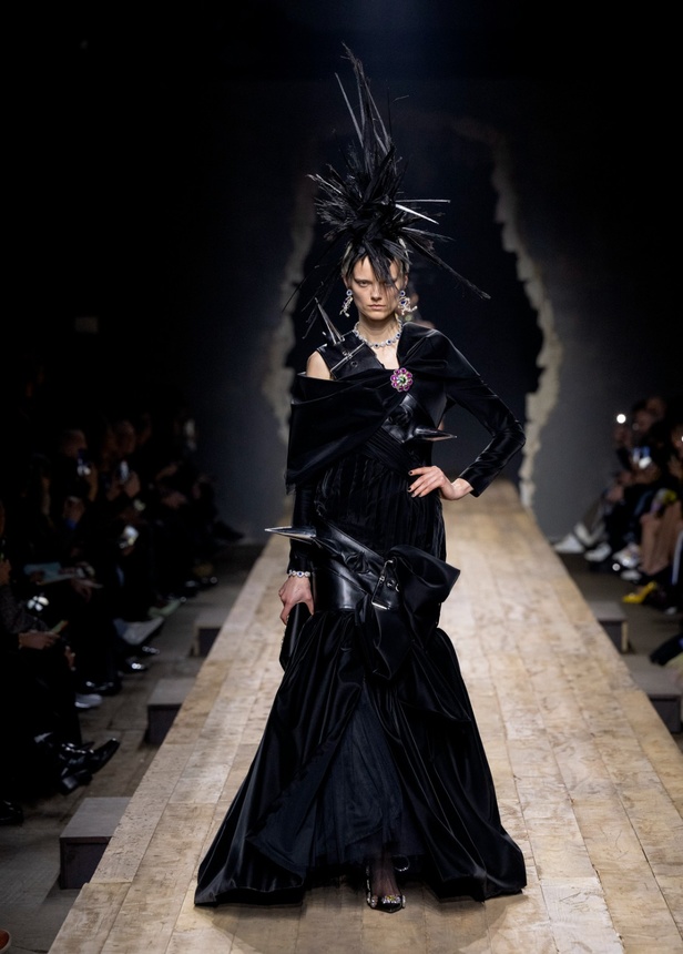 مجموعة موسكينو لخريف وشتاء 2023... فن الرسام سيلفادور دالي السريالي يضيف لمسة جديدة لرؤية الدار الجمالية