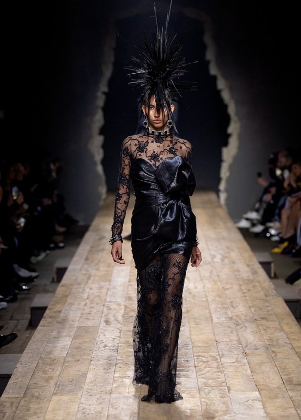 مجموعة موسكينو لخريف وشتاء 2023... فن الرسام سيلفادور دالي السريالي يضيف لمسة جديدة لرؤية الدار الجمالية