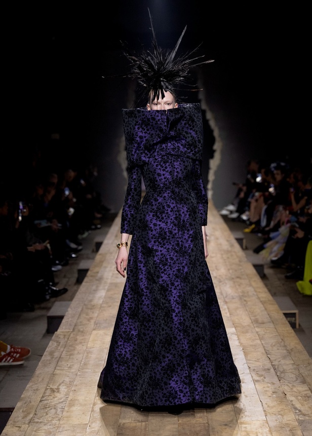 مجموعة موسكينو لخريف وشتاء 2023... فن الرسام سيلفادور دالي السريالي يضيف لمسة جديدة لرؤية الدار الجمالية