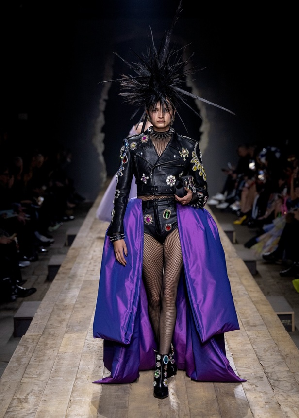 مجموعة موسكينو لخريف وشتاء 2023... فن الرسام سيلفادور دالي السريالي يضيف لمسة جديدة لرؤية الدار الجمالية