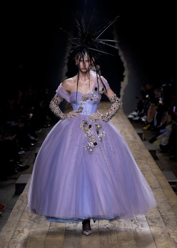 مجموعة موسكينو لخريف وشتاء 2023... فن الرسام سيلفادور دالي السريالي يضيف لمسة جديدة لرؤية الدار الجمالية