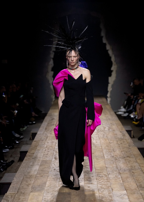 مجموعة موسكينو لخريف وشتاء 2023... فن الرسام سيلفادور دالي السريالي يضيف لمسة جديدة لرؤية الدار الجمالية