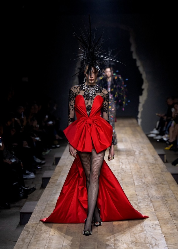 مجموعة موسكينو لخريف وشتاء 2023... فن الرسام سيلفادور دالي السريالي يضيف لمسة جديدة لرؤية الدار الجمالية