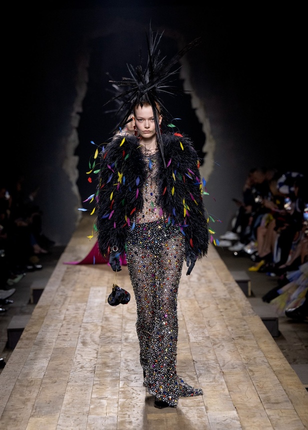 مجموعة موسكينو لخريف وشتاء 2023... فن الرسام سيلفادور دالي السريالي يضيف لمسة جديدة لرؤية الدار الجمالية