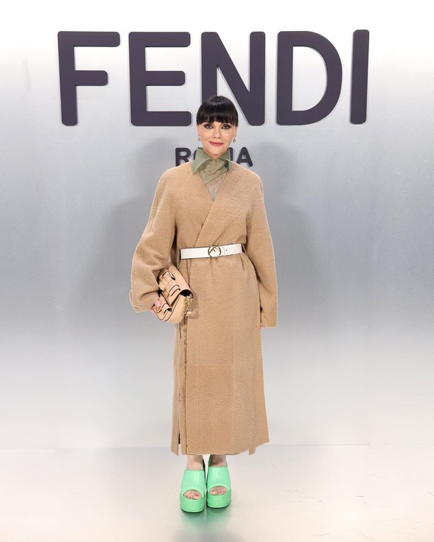 دار Fendi تستكشف الكلاسيكية والأناقة بأسلوب جديد وتقدّم البانك بلمسة راقية