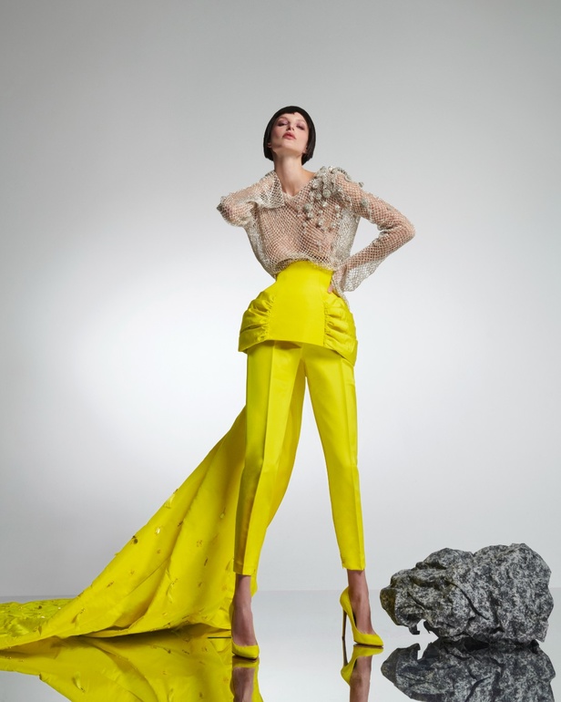 امرأة Azzi & Osta جاهزة لحفل أوبرا ضخم في المريخ... تقنيات جديدة وتصاميم هندسية مميّزة