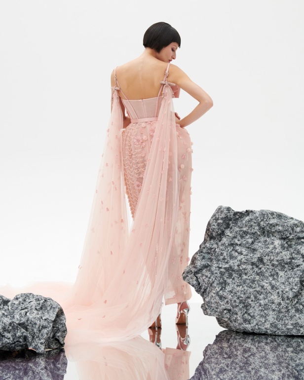 امرأة Azzi & Osta جاهزة لحفل أوبرا ضخم في المريخ... تقنيات جديدة وتصاميم هندسية مميّزة