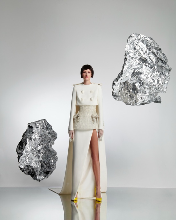 امرأة Azzi & Osta جاهزة لحفل أوبرا ضخم في المريخ... تقنيات جديدة وتصاميم هندسية مميّزة