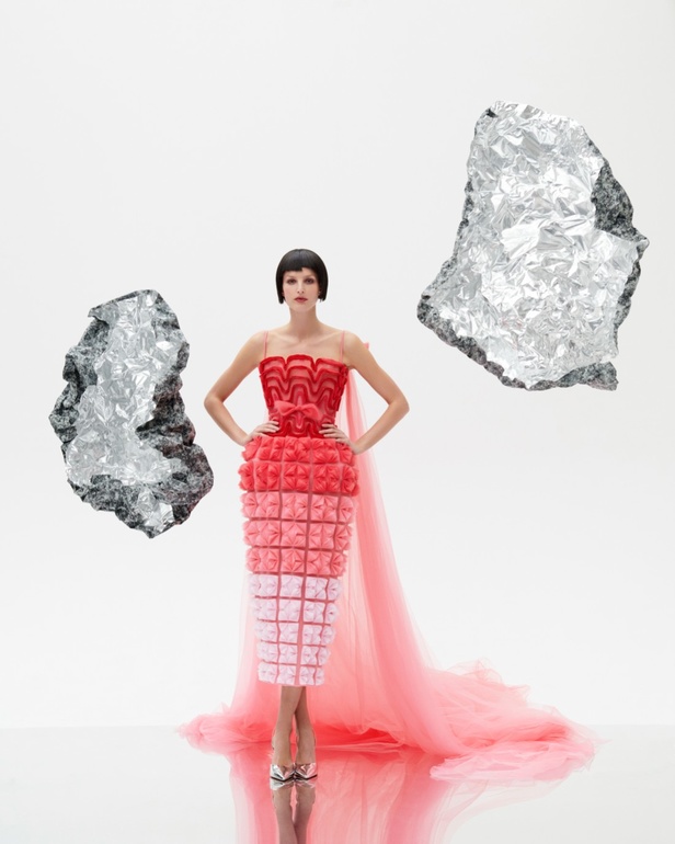 امرأة Azzi & Osta جاهزة لحفل أوبرا ضخم في المريخ... تقنيات جديدة وتصاميم هندسية مميّزة