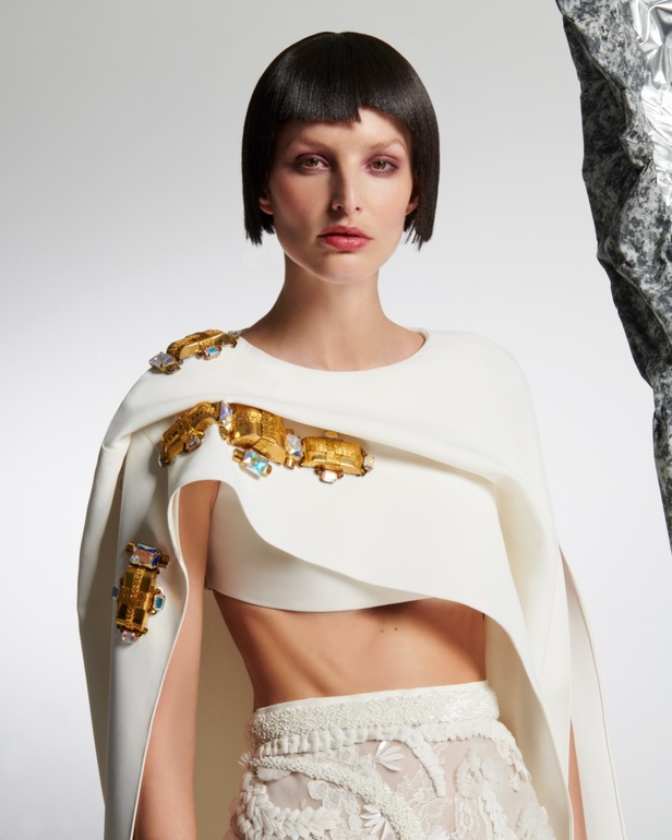 امرأة Azzi & Osta جاهزة لحفل أوبرا ضخم في المريخ... تقنيات جديدة وتصاميم هندسية مميّزة