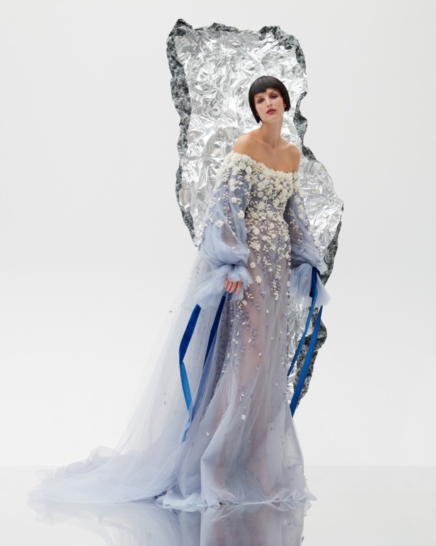 امرأة Azzi & Osta جاهزة لحفل أوبرا ضخم في المريخ... تقنيات جديدة وتصاميم هندسية مميّزة