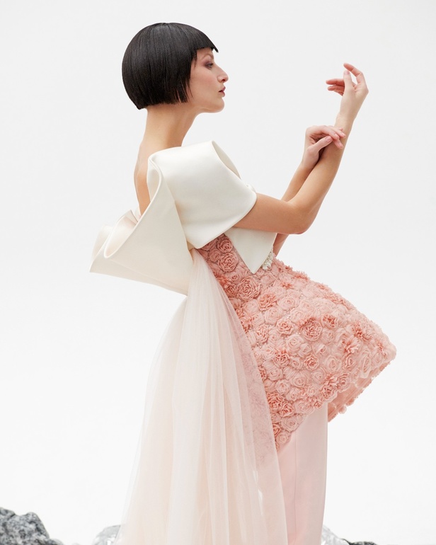 امرأة Azzi & Osta جاهزة لحفل أوبرا ضخم في المريخ... تقنيات جديدة وتصاميم هندسية مميّزة