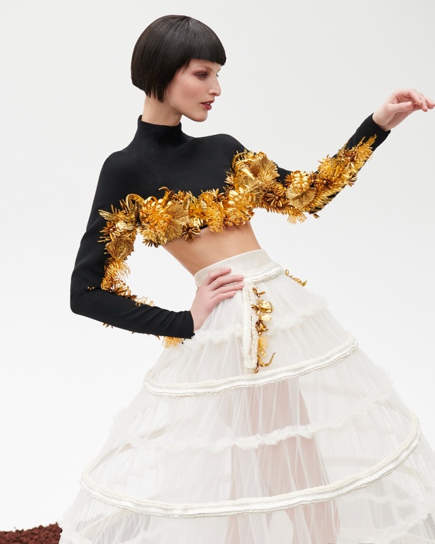 امرأة Azzi & Osta جاهزة لحفل أوبرا ضخم في المريخ... تقنيات جديدة وتصاميم هندسية مميّزة