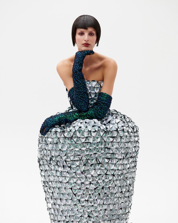 امرأة Azzi & Osta جاهزة لحفل أوبرا ضخم في المريخ... تقنيات جديدة وتصاميم هندسية مميّزة