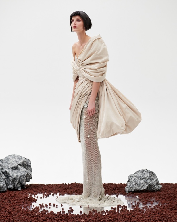 امرأة Azzi & Osta جاهزة لحفل أوبرا ضخم في المريخ... تقنيات جديدة وتصاميم هندسية مميّزة