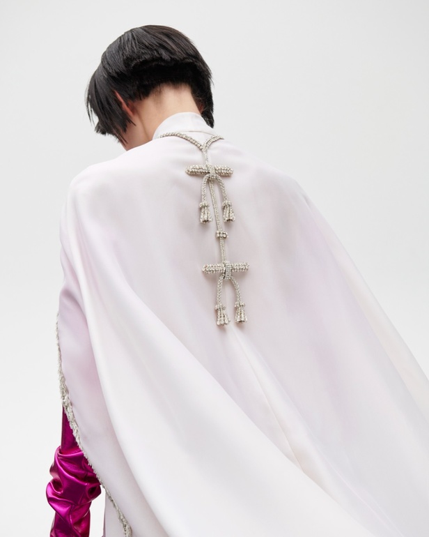 امرأة Azzi & Osta جاهزة لحفل أوبرا ضخم في المريخ... تقنيات جديدة وتصاميم هندسية مميّزة