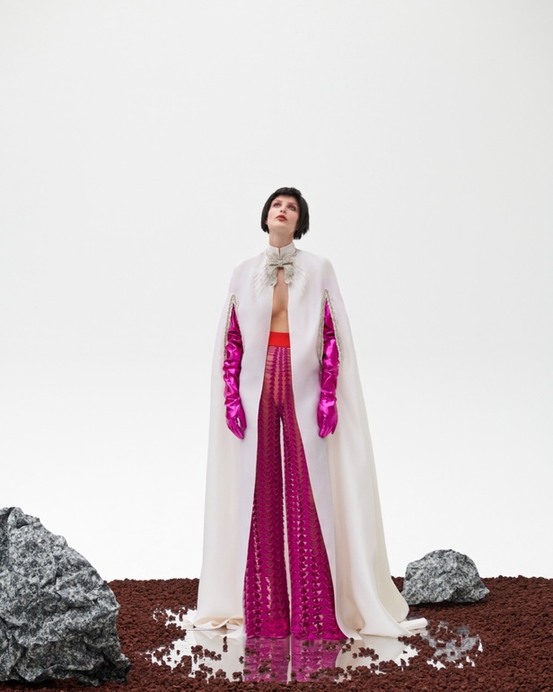 امرأة Azzi & Osta جاهزة لحفل أوبرا ضخم في المريخ... تقنيات جديدة وتصاميم هندسية مميّزة