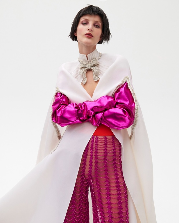 امرأة Azzi & Osta جاهزة لحفل أوبرا ضخم في المريخ... تقنيات جديدة وتصاميم هندسية مميّزة