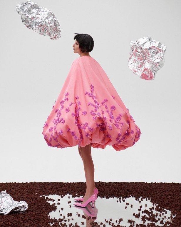 امرأة Azzi & Osta جاهزة لحفل أوبرا ضخم في المريخ... تقنيات جديدة وتصاميم هندسية مميّزة