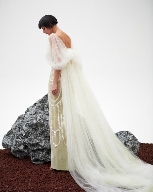 امرأة Azzi & Osta جاهزة لحفل أوبرا ضخم في المريخ... تقنيات جديدة وتصاميم هندسية مميّزة