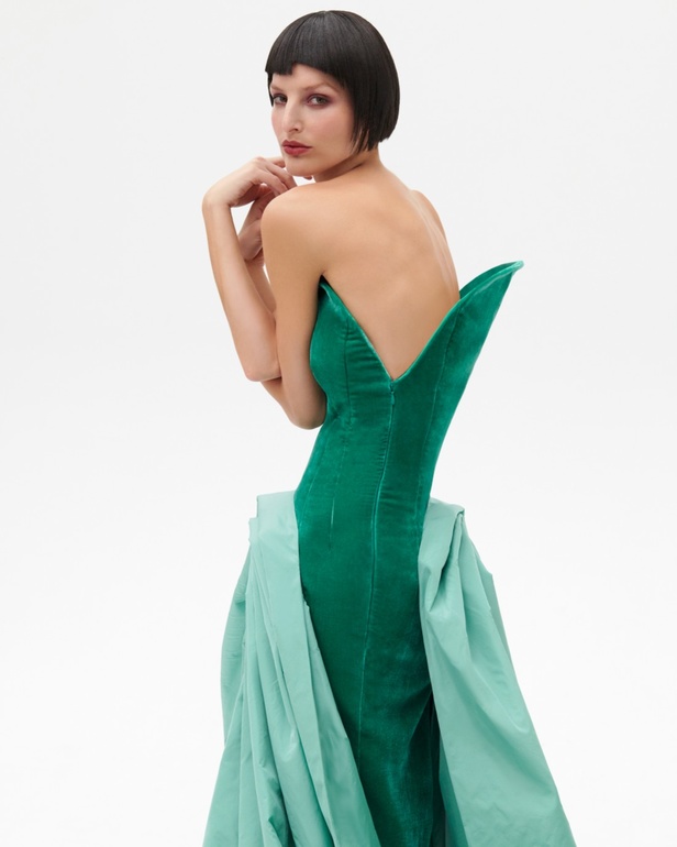 امرأة Azzi & Osta جاهزة لحفل أوبرا ضخم في المريخ... تقنيات جديدة وتصاميم هندسية مميّزة