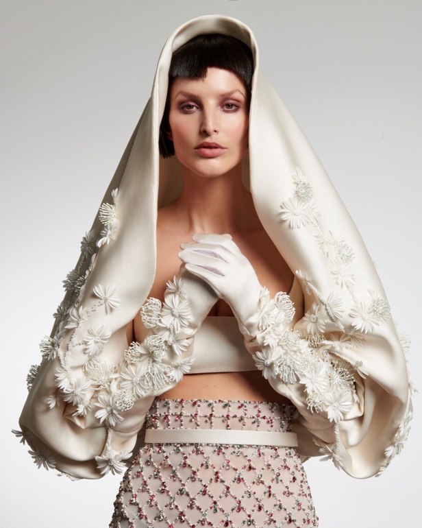 امرأة Azzi & Osta جاهزة لحفل أوبرا ضخم في المريخ... تقنيات جديدة وتصاميم هندسية مميّزة