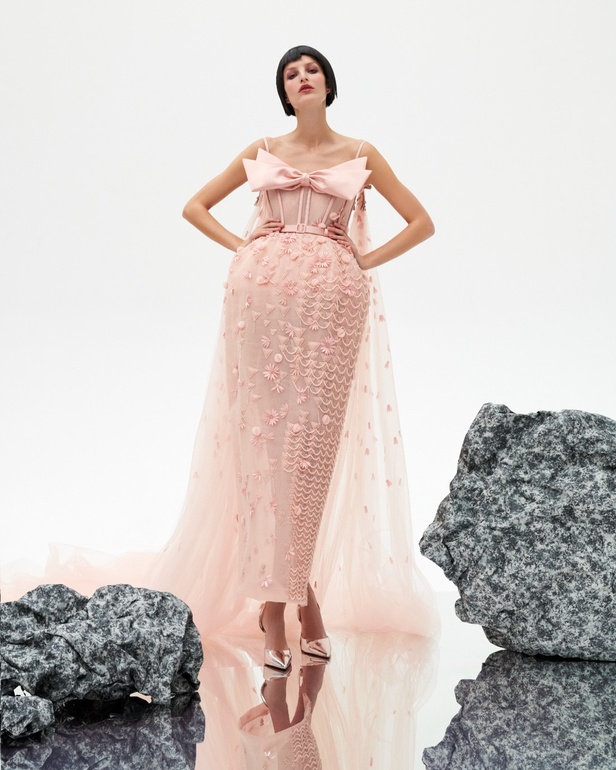 امرأة Azzi & Osta جاهزة لحفل أوبرا ضخم في المريخ... تقنيات جديدة وتصاميم هندسية مميّزة