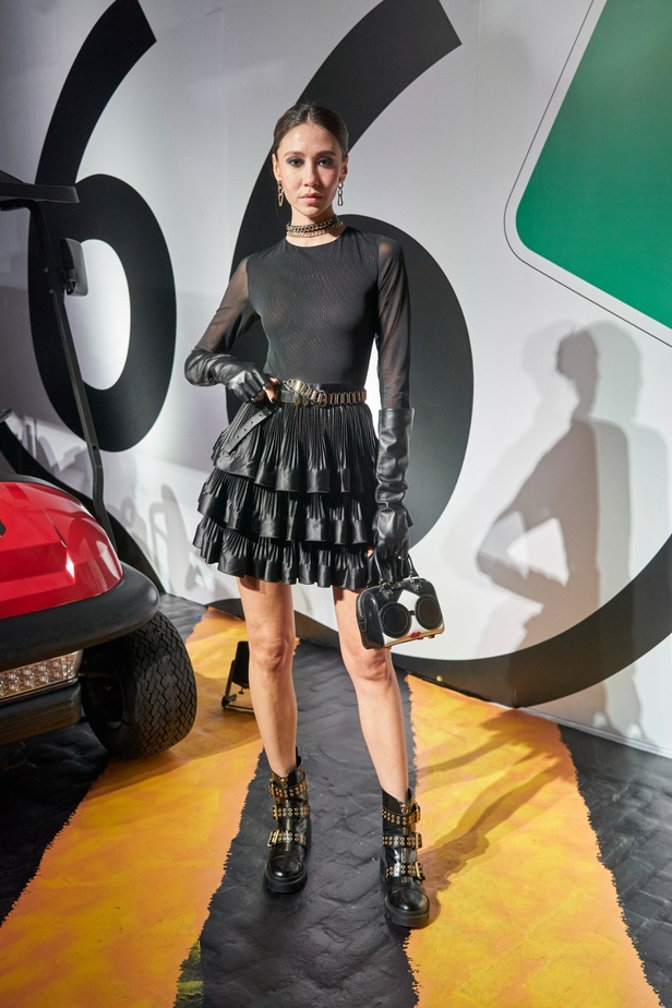 مجموعة دار Alice + Olivia by Stacey Bendet لخريف وشتاء 2023 - 2024