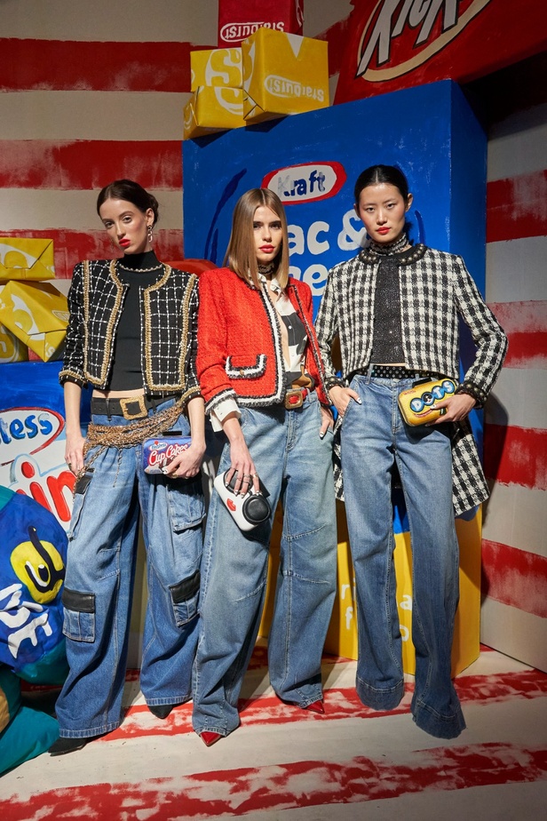 مجموعة دار Alice + Olivia by Stacey Bendet لخريف وشتاء 2023 - 2024