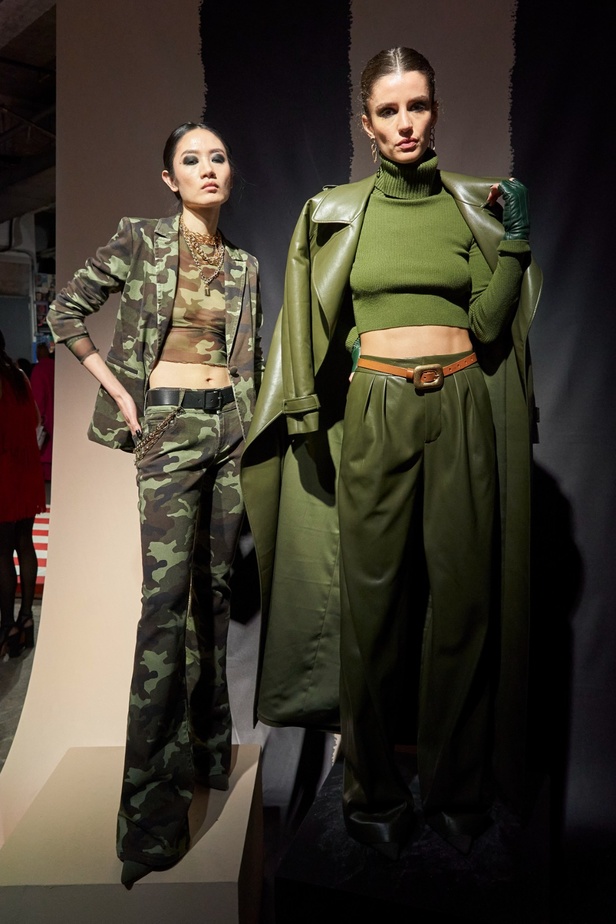 مجموعة دار Alice + Olivia by Stacey Bendet لخريف وشتاء 2023 - 2024