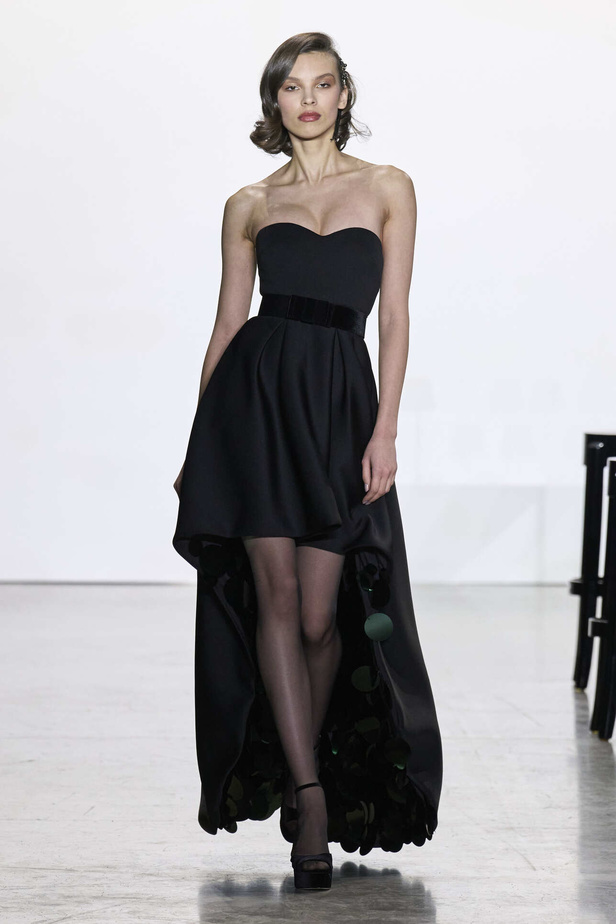 مجموعة Badgley Mischka لخريف وشتاء 2024 في نيويورك.