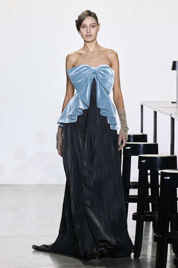 مجموعة Badgley Mischka لخريف وشتاء 2024 في نيويورك.