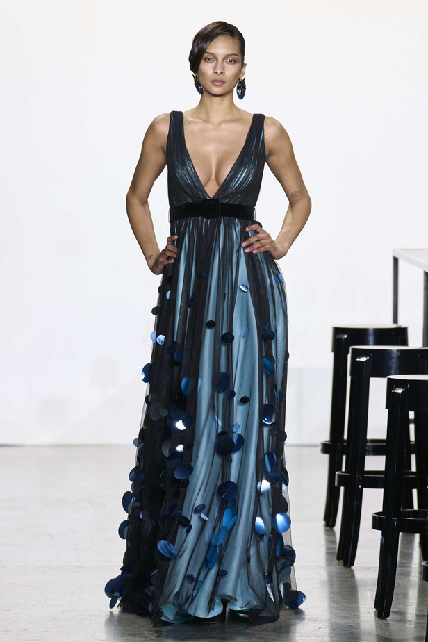 مجموعة Badgley Mischka لخريف وشتاء 2024 في نيويورك.