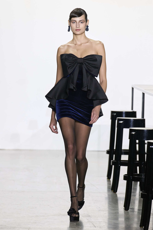 مجموعة Badgley Mischka لخريف وشتاء 2024 في نيويورك.