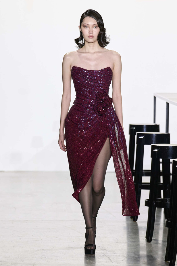 مجموعة Badgley Mischka لخريف وشتاء 2024 في نيويورك.