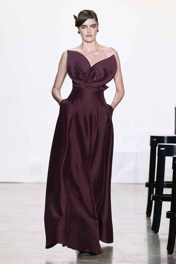 مجموعة Badgley Mischka لخريف وشتاء 2024 في نيويورك.