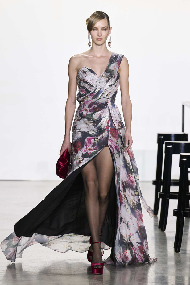 مجموعة Badgley Mischka لخريف وشتاء 2024 في نيويورك.