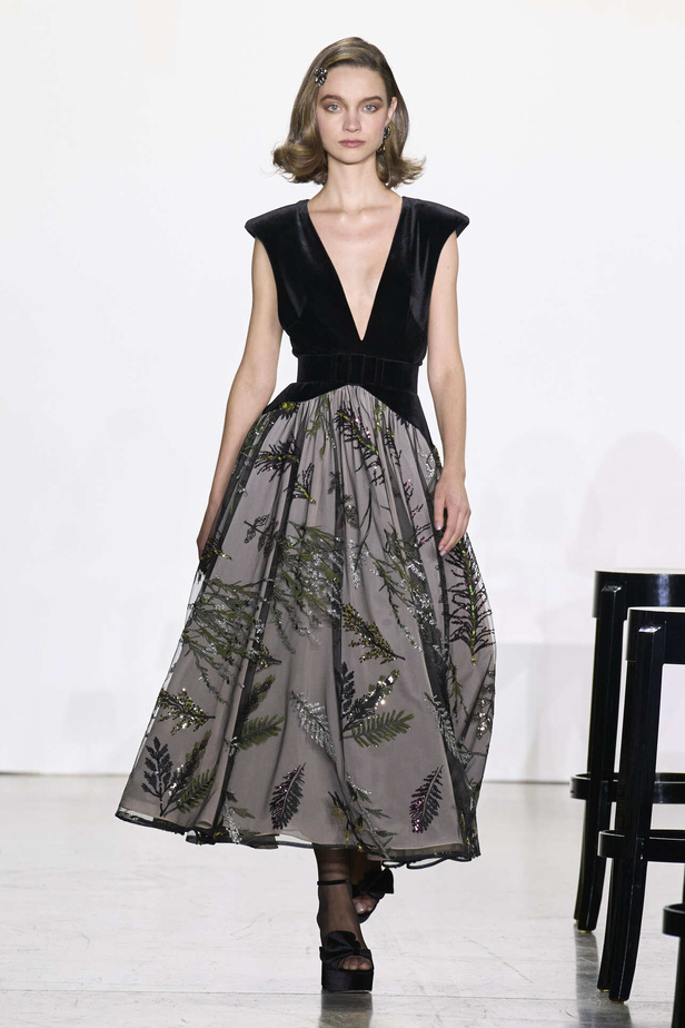 مجموعة Badgley Mischka لخريف وشتاء 2024 في نيويورك.